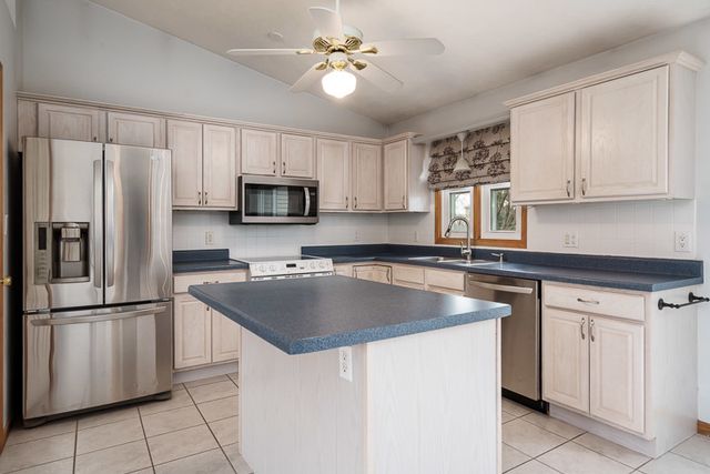 212 ROYAL Avenue, Belvidere, IL 61008