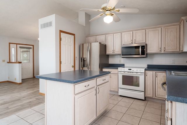 212 ROYAL Avenue, Belvidere, IL 61008