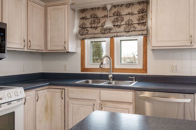 212 ROYAL Avenue, Belvidere, IL 61008