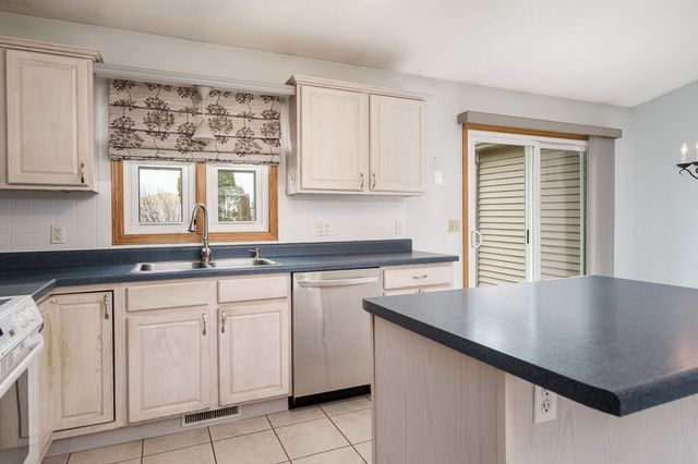 212 ROYAL Avenue, Belvidere, IL 61008