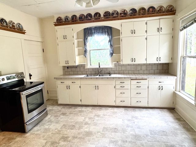 715 Lake Street NE, Warroad, MN 56763