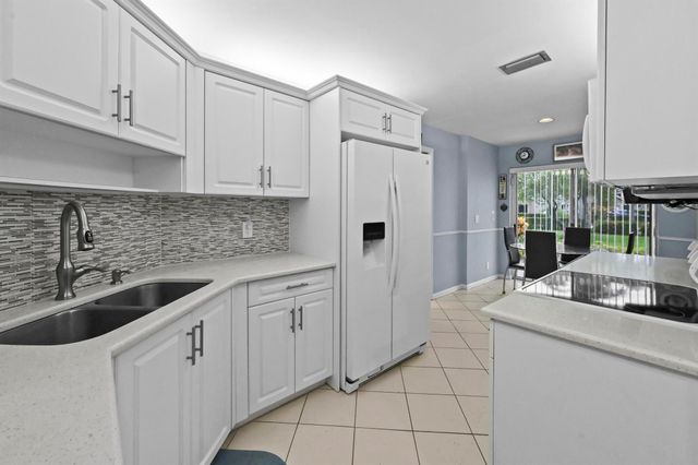 6907 Fountains Circle, Lake Worth, FL 33467