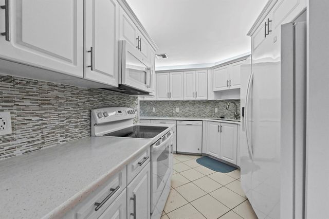 6907 Fountains Circle, Lake Worth, FL 33467