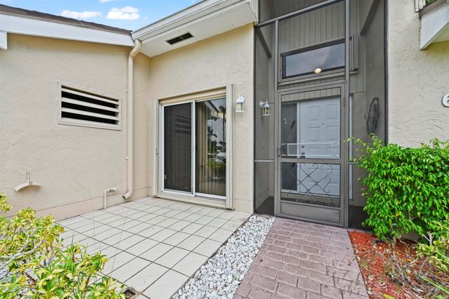 6907 Fountains Circle, Lake Worth, FL 33467