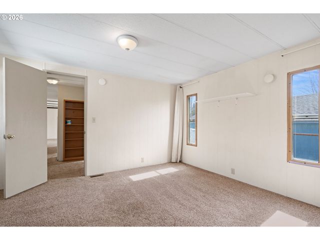 1566 LAURA St, Springfield, OR 97477