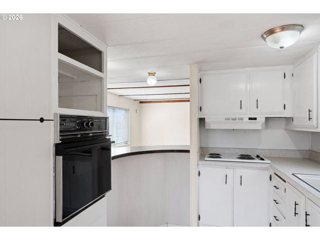 1566 LAURA St, Springfield, OR 97477