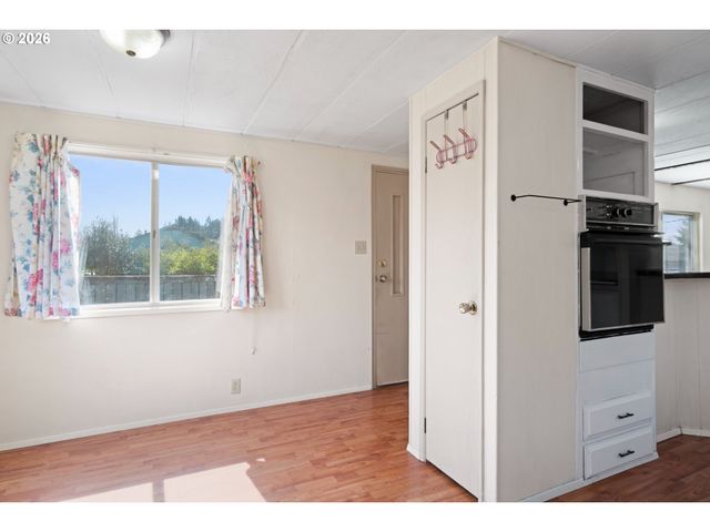 1566 LAURA St, Springfield, OR 97477