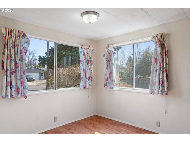 1566 LAURA St, Springfield, OR 97477