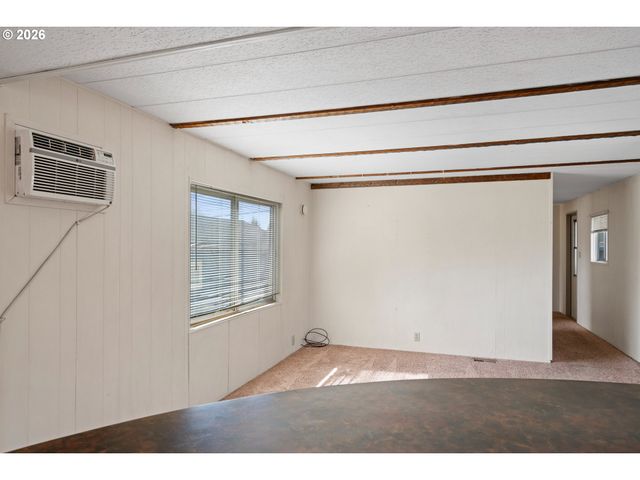 1566 LAURA St, Springfield, OR 97477