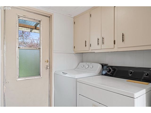 1566 LAURA St, Springfield, OR 97477