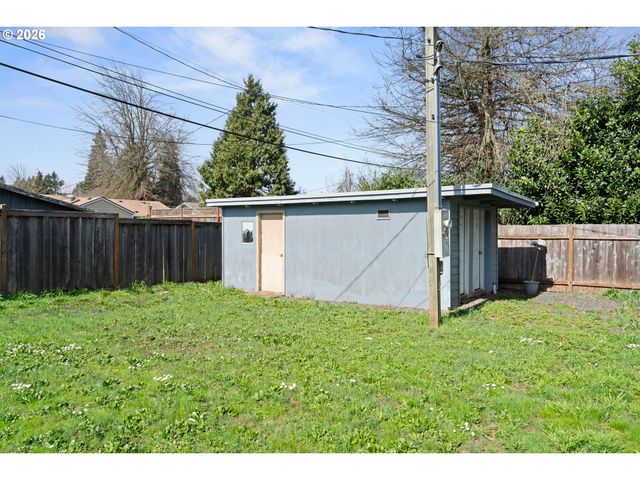 1566 LAURA St, Springfield, OR 97477