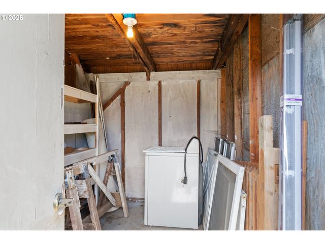 1566 LAURA St, Springfield, OR 97477