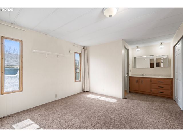 1566 LAURA St, Springfield, OR 97477