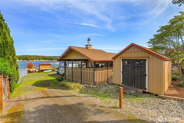 7530 E Grapeview Loop Road, Allyn, WA 98524