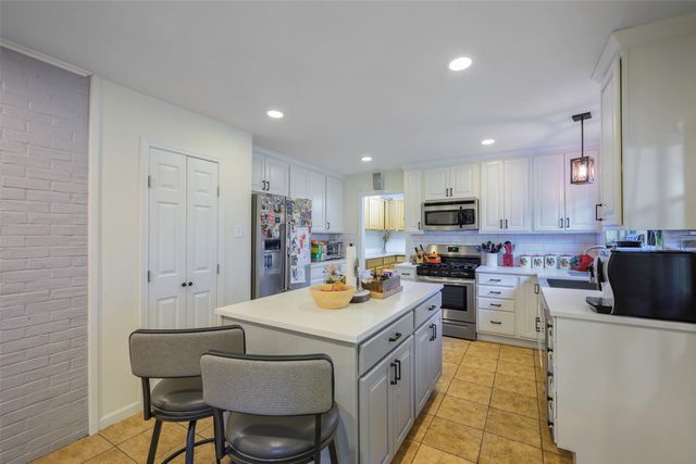 9835 Estate Lane, Dallas, TX 75238