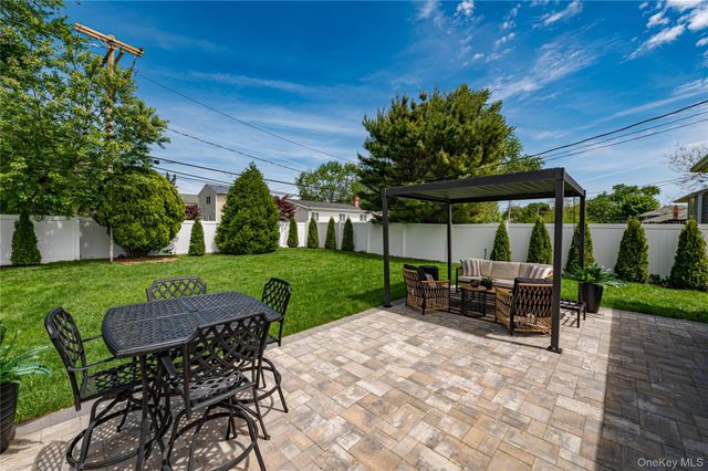3 Baylor Drive, Smithtown, NY 11787