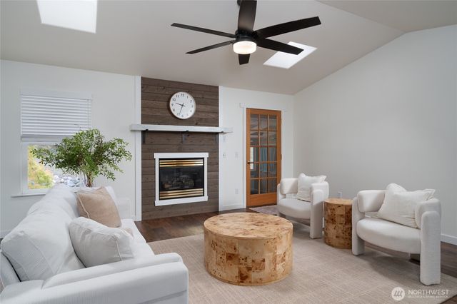 2033 Navy Lane, Oak Harbor, WA 98277