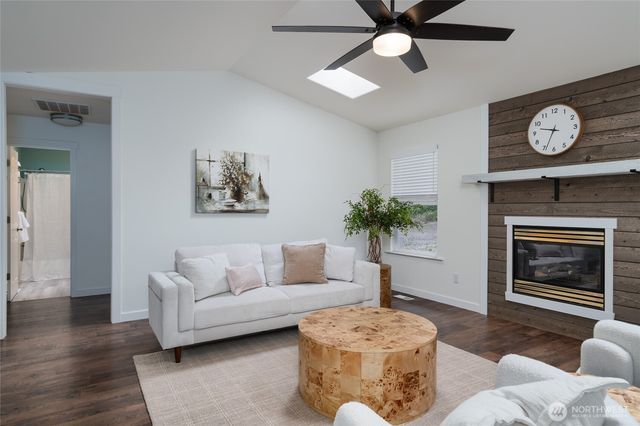 2033 Navy Lane, Oak Harbor, WA 98277