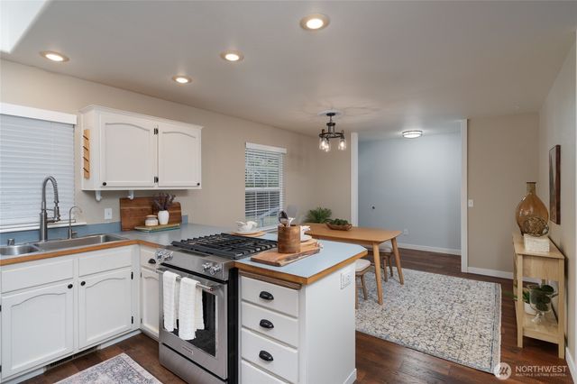 2033 Navy Lane, Oak Harbor, WA 98277