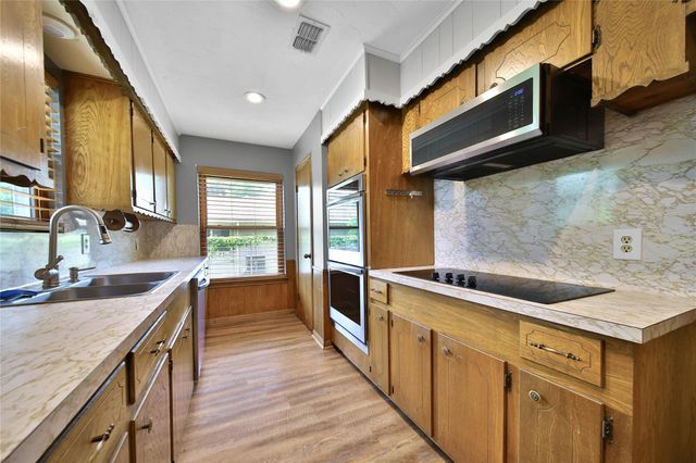 1626 Hamblen Road, Kingwood, TX 77339