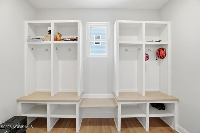 1037 Stoneleigh Road, Perrysburg, OH 43551