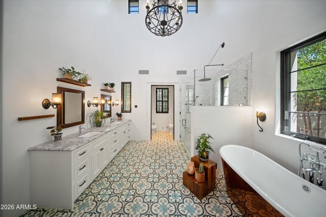 5434 E CAMELHILL Road, Phoenix, AZ 85018