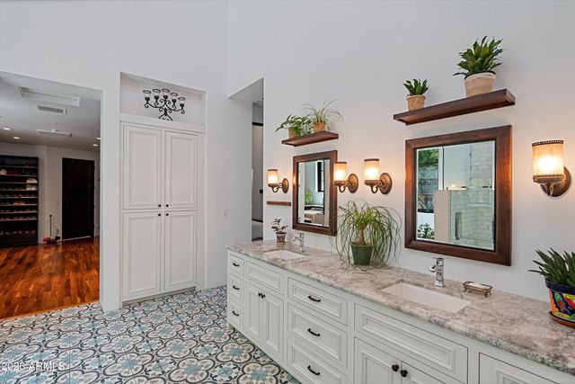 5434 E CAMELHILL Road, Phoenix, AZ 85018