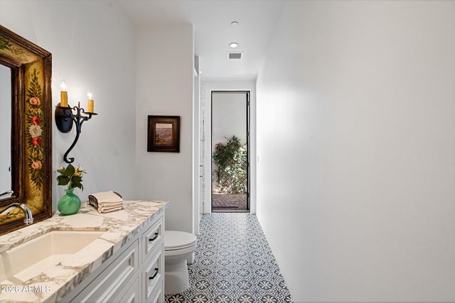 5434 E CAMELHILL Road, Phoenix, AZ 85018