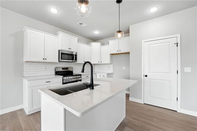 12506 S White Ash Lane, Lee's Summit, MO 64086