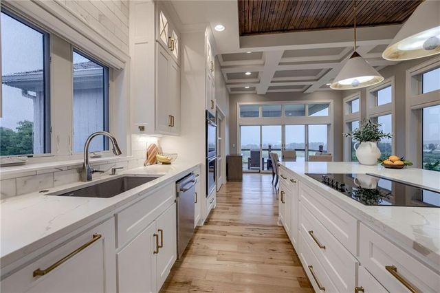 4150 Palisades Point, Riverside, MO 64150