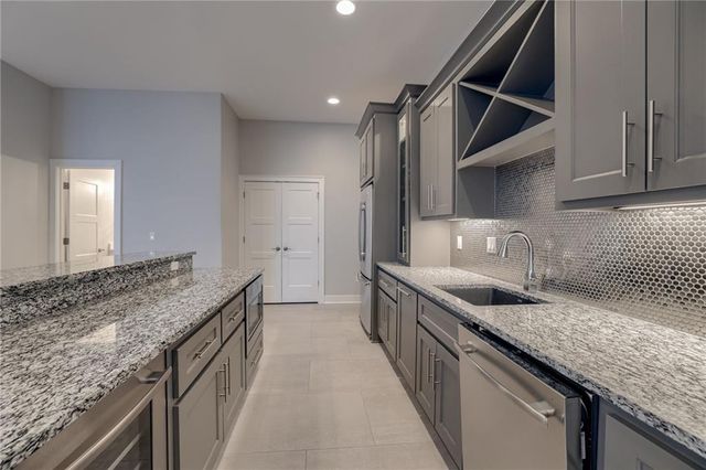 4150 Palisades Point, Riverside, MO 64150