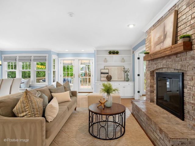 30 Waverly Avenue, Clarendon Hills, IL 60514