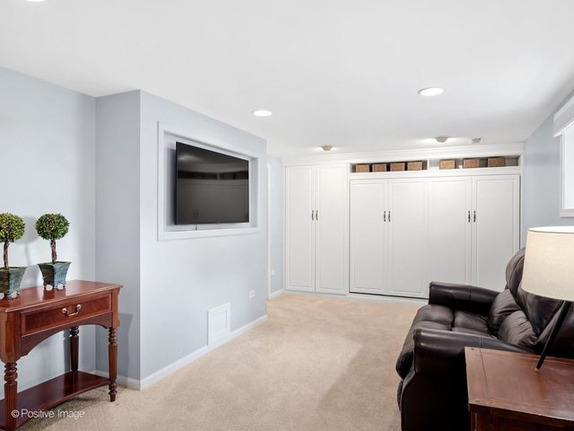 30 Waverly Avenue, Clarendon Hills, IL 60514
