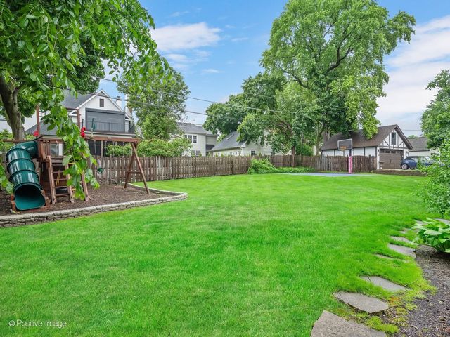 30 Waverly Avenue, Clarendon Hills, IL 60514