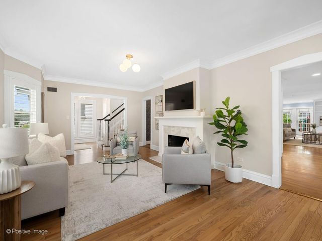 30 Waverly Avenue, Clarendon Hills, IL 60514