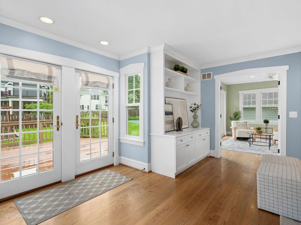 Image 12 of property listing at 30 Waverly Avenue, Clarendon Hills, IL 60514