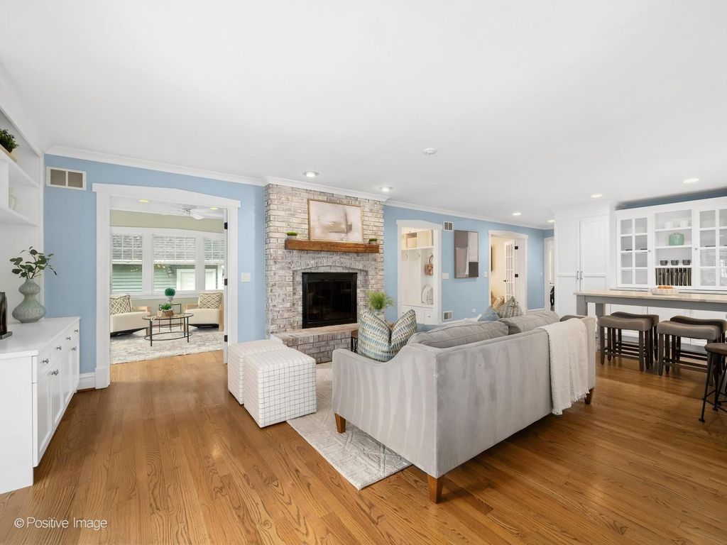 Image 13 of property listing at 30 Waverly Avenue, Clarendon Hills, IL 60514
