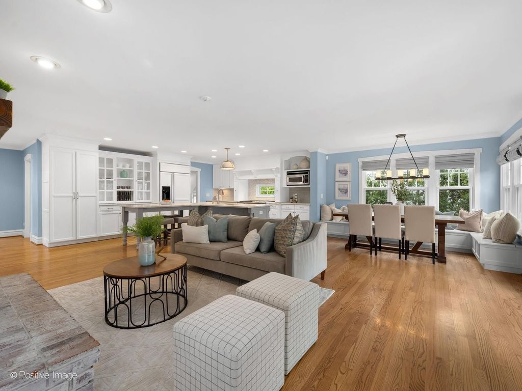 Image 15 of property listing at 30 Waverly Avenue, Clarendon Hills, IL 60514