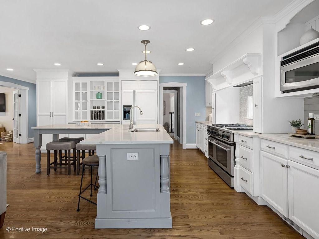 Image 19 of property listing at 30 Waverly Avenue, Clarendon Hills, IL 60514