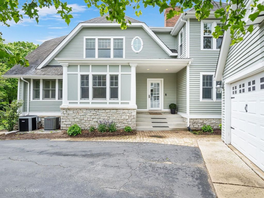 Image 3 of property listing at 30 Waverly Avenue, Clarendon Hills, IL 60514