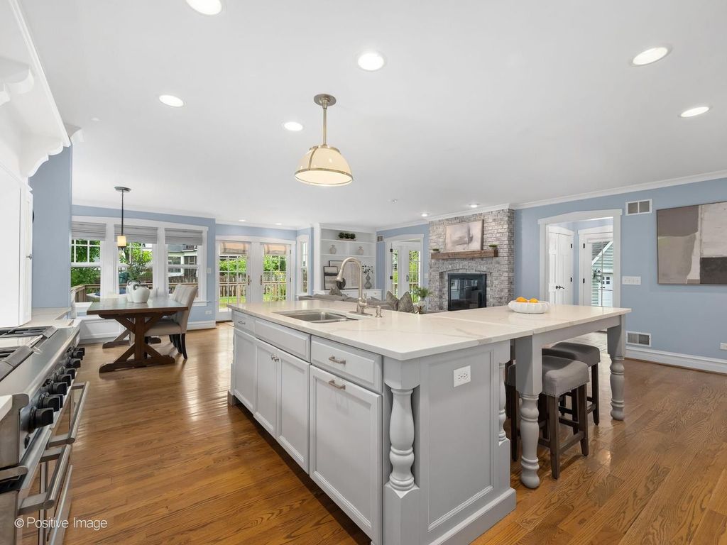 Image 21 of property listing at 30 Waverly Avenue, Clarendon Hills, IL 60514
