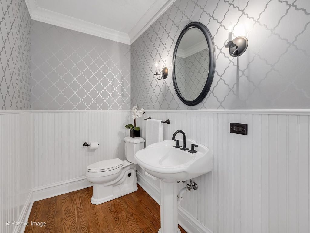 Image 25 of property listing at 30 Waverly Avenue, Clarendon Hills, IL 60514