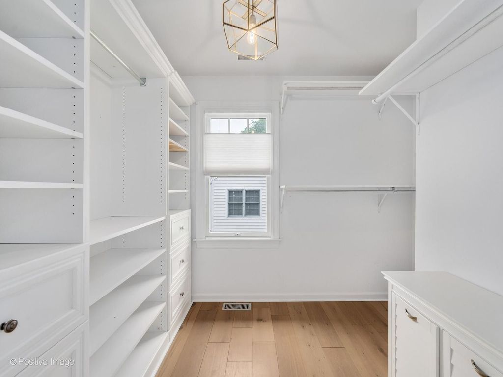 Image 27 of property listing at 30 Waverly Avenue, Clarendon Hills, IL 60514