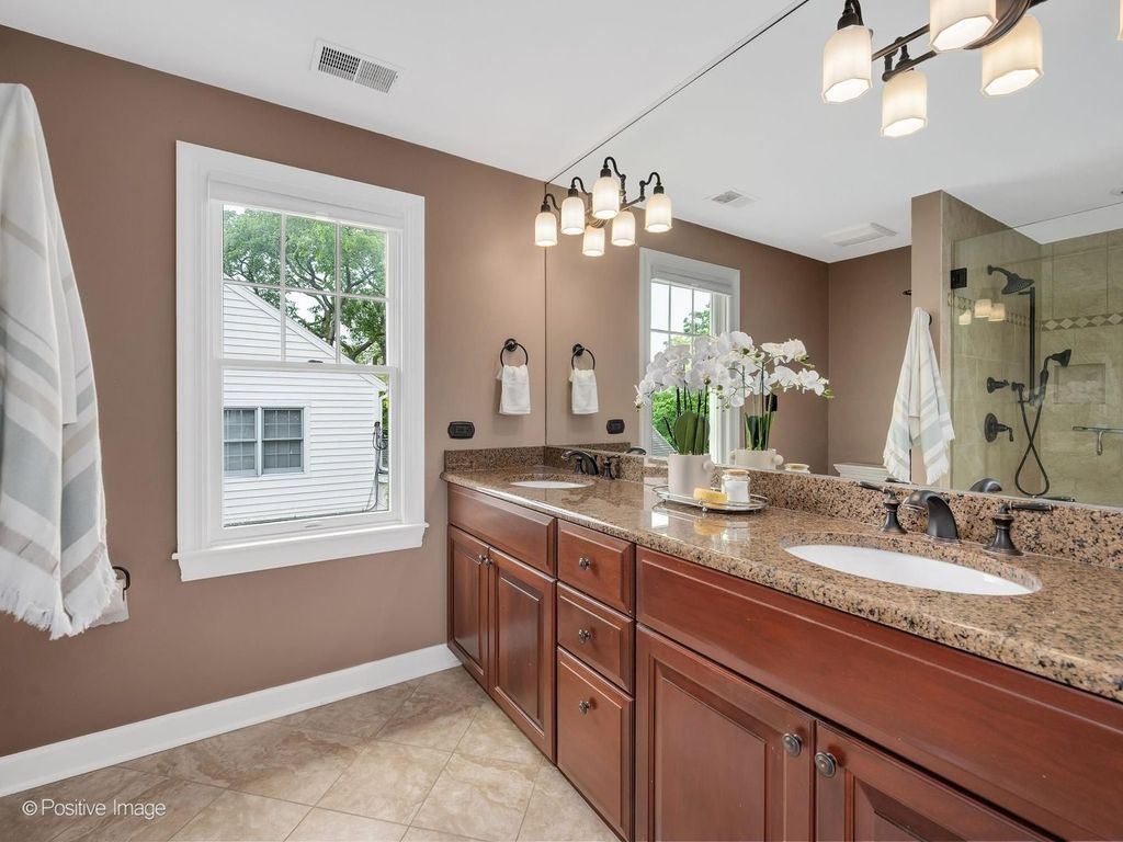 Image 28 of property listing at 30 Waverly Avenue, Clarendon Hills, IL 60514