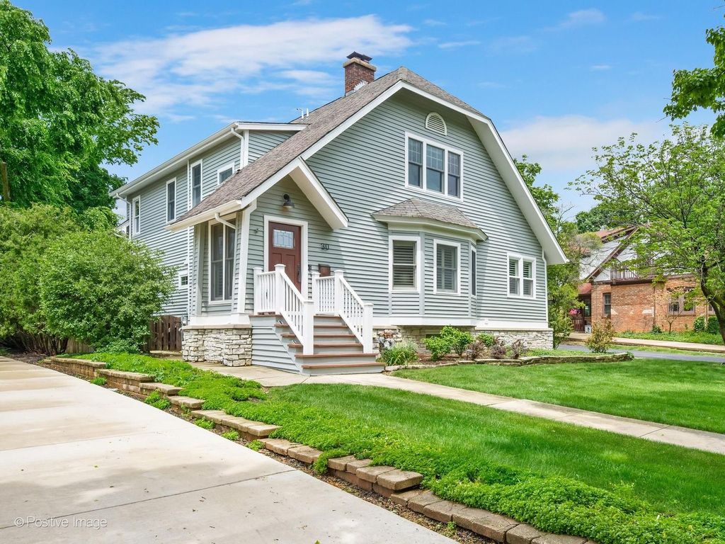 Image 4 of property listing at 30 Waverly Avenue, Clarendon Hills, IL 60514