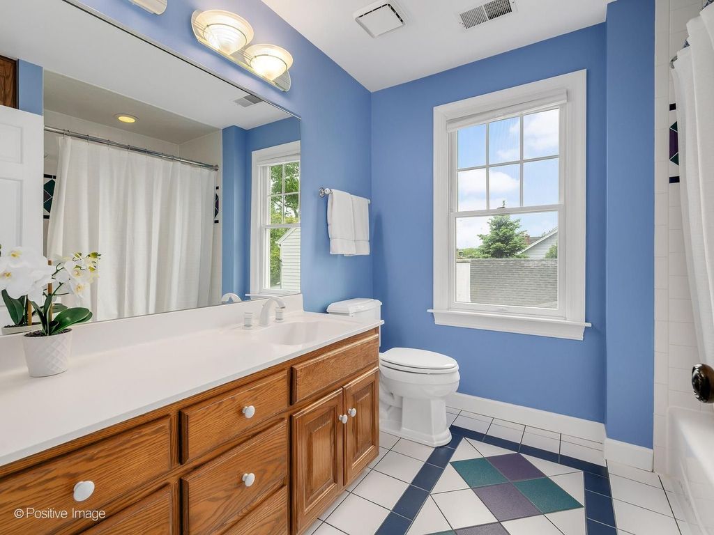 Image 31 of property listing at 30 Waverly Avenue, Clarendon Hills, IL 60514