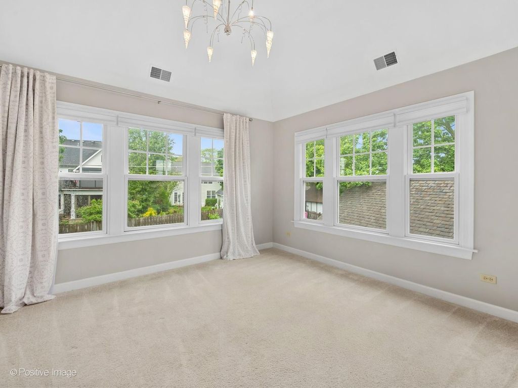 Image 33 of property listing at 30 Waverly Avenue, Clarendon Hills, IL 60514
