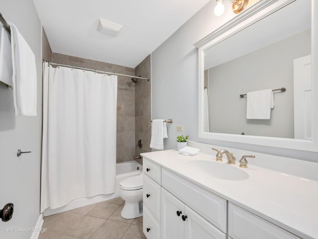 Image 34 of property listing at 30 Waverly Avenue, Clarendon Hills, IL 60514