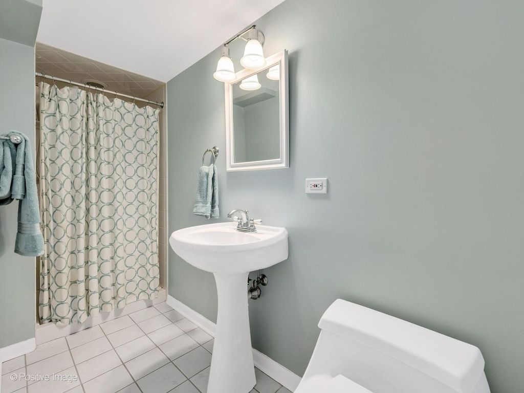 Image 39 of property listing at 30 Waverly Avenue, Clarendon Hills, IL 60514