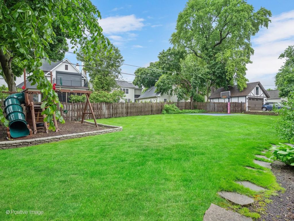 Image 43 of property listing at 30 Waverly Avenue, Clarendon Hills, IL 60514